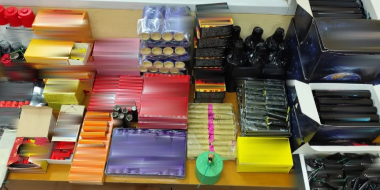 «Έτοιμος να… τινάξει το Πάσχα στον αέρα»: Σύλληψη 23χρονου στη Νίκαια με χιλιάδες κροτίδες και φωτοβολίδες