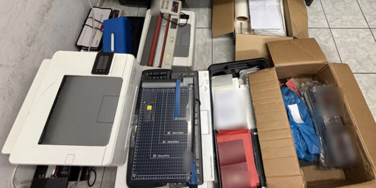 «Ξήλωσαν» κύκλωμα εκατομμυρίων: Μαϊμού διαβατήρια, διαμερίσματα-«καταφύγια» και διεθνές δίκτυο στα χέρια της ΕΛ.ΑΣ.