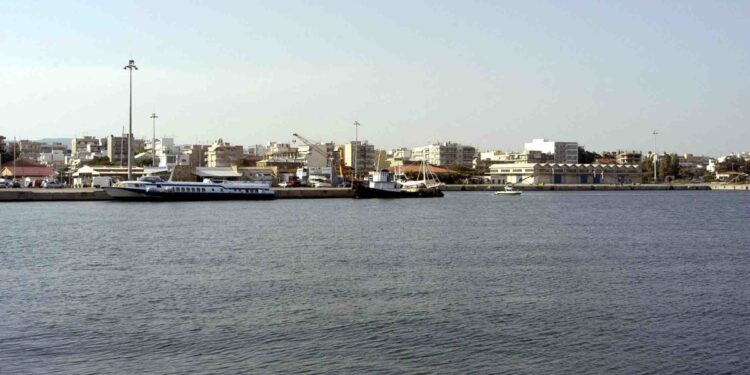 Αλεξανδρούπολη: «Χτύπημα» σε κύκλωμα παράνομης αλιείας – 16.000 αχινοί και 5 συλλήψεις στο λιμάνι