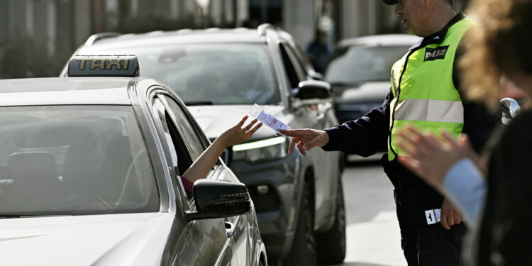 Φρένο στο αλκοόλ από τα μπλόκα της Τροχαίας – Κατακόρυφη πτώση στους μεθυσμένους οδηγούς