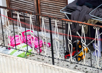 Άγιοι Ανάργυροι: Παιδιά 7, 5 και 3 ετών ζούσαν σε σπίτι γεμάτο μούχλα και σκουπίδια – Συνελήφθησαν οι γονείς (ΕΙΚΟΝΕΣ)