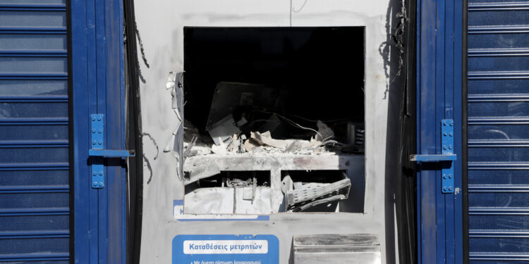 Πόρτο Ράφτη: Σε αυτό το ATM έριξαν οι ληστές το φορτηγό