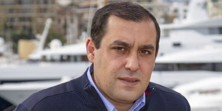 Ψίθυροι για τον Κατσαφάδο – Γκρίνια για το πού πάνε τα εκατομμύρια