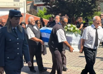 Το τελευταίο αντίο στην 45χρονη αστυνομικό στη Δράμα – Ράγισαν καρδιές τα παιδιά της