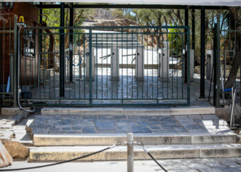 Ακρόπολη: Γνωστός στις Αρχές ο 60χρονος που μαχαίρωσε τουρίστες – Οι δύο προηγούμενες συλλήψεις