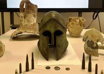 Συνελήφθη 71χρονος για αρχαιοκαπηλία: Κατασχέθηκαν αμφορείς, αρχαία νομίσματα και περικεφαλαία (Βίντεο)