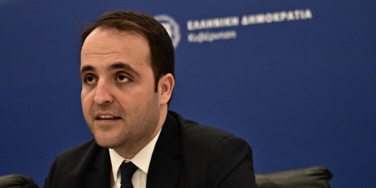Τι δουλειά έχει άραγε μια νηπιαγωγός στο γραφείο του υφυπουργού Ψηφιακής Διακυβέρνησης;