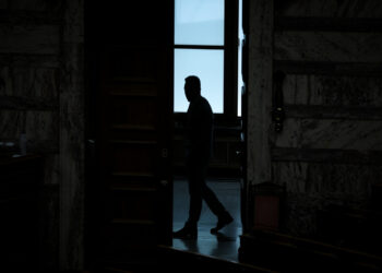 Ο «γκλαμουράτος» υφυπουργός με τα ελάχιστα ένσημα που το παίζει τεχνοκράτης