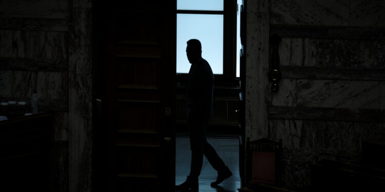 Ο «γκλαμουράτος» υφυπουργός με τα ελάχιστα ένσημα που το παίζει τεχνοκράτης
