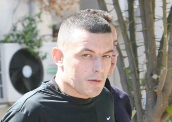 Ποιος είναι ο Αλκέτ Ριζάι που φέρεται να δέχθηκε επίθεση έξω από beach bar στην Ανάβυσσο