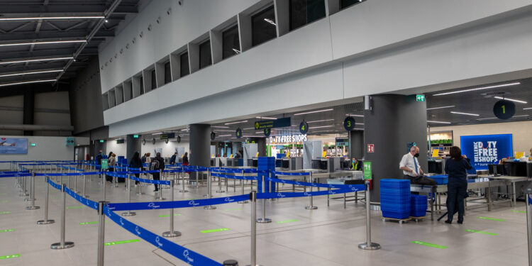 Αναγκαστική προσγείωση στη Θεσσαλονίκη σε πτήση προς Ρόδο – Συνελήφθησαν δύο επιβάτες, τι συνέβη