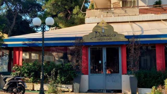 Damasco: Ποιος είναι ο 16χρονος που μαχαίρωσαν, ποιοι έκαψαν την καφετέρια και γιατί έγινε ξανά στόχος