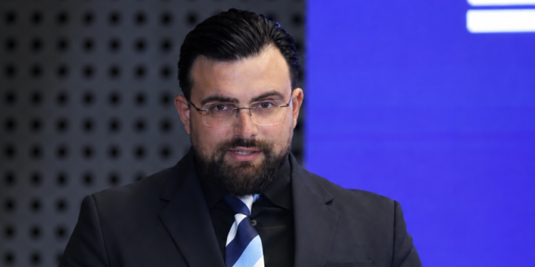 «Μάθε να τους εκμεταλλεύεσαι κομψά!» – Το νέο βιβλίο του Σίδερη Ανάργυρου για τη δύναμη, την εμπιστοσύνη και το συμφέρον στις ανθρώπινες σχέσεις