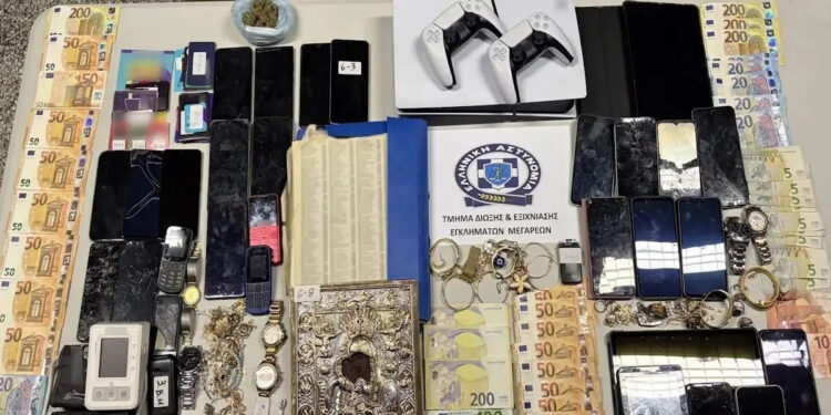 Μέγαρα: Έφοδος της ΕΛ.ΑΣ. σε σπίτι-κρησφύγετο – Η σπείρα των 350.000 ευρώ, οι 78 απάτες και το βίντεο της σύλληψης