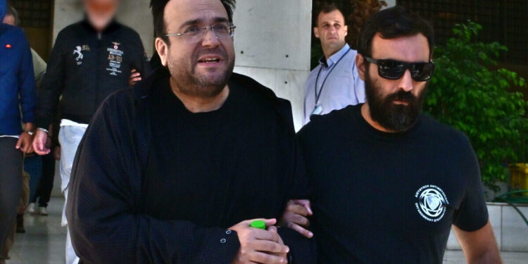 Φίλιππος Καμπούρης: Στη φυλακή μαζί με τη σύζυγό του για την απάτη στον ΕΦΚΑ – Οι 17 ώρες απολογιών και το ξέσπασμα κατηγορουμένου