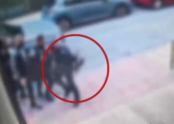 Θεσσαλονίκη: Αστυνομικός πέταξε γιλέκο, γκλομπ και υπηρεσιακό όπλο για να τσακωθεί με πολίτη – Δείτε βίντεο