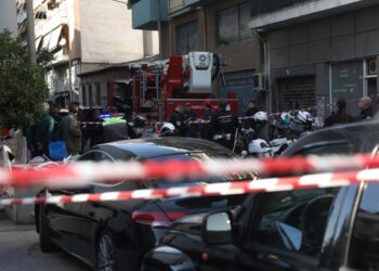 Έκρηξη στον Κολωνό: Τέσσερις τραυματίες, ανάμεσά τους δύο αστυνομικοί – Tι ψάχνει η αντιτρομοκρατική