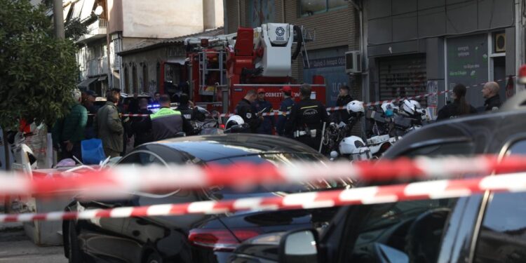 Έκρηξη στον Κολωνό: Τέσσερις τραυματίες, ανάμεσά τους δύο αστυνομικοί – Tι ψάχνει η αντιτρομοκρατική