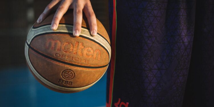 BasketGate: Σεισμός στο ελληνικό μπάσκετ με έξι συλλήψεις – Ο Λιόλιος, οι διαιτητές, τα 820.000 ευρώ και τα SMS που άνοιξαν τον ασκό του Αιόλου