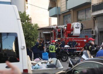 Έκρηξη στον Κολωνό: Τέσσερις τραυματίες, ανάμεσά τους δύο αστυνομικοί – Tι ψάχνει η αντιτρομοκρατική