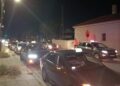 Άγριος ξυλοδαρμός στον Βόλο: Ομάδα 10 νεαρών σταμάτησε ταξί και επιτέθηκε στους επιβάτες – Στο νοσοκομείο ο ένας