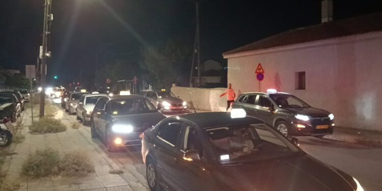 Άγριος ξυλοδαρμός στον Βόλο: Ομάδα 10 νεαρών σταμάτησε ταξί και επιτέθηκε στους επιβάτες – Στο νοσοκομείο ο ένας